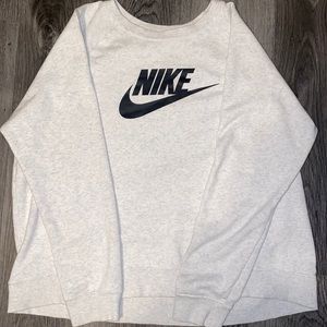 Women’s NIKE crewneck!!